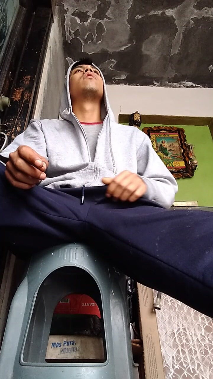 AlexAlejandro13: Masturberen voor het publiek bij de poort van mijn huis