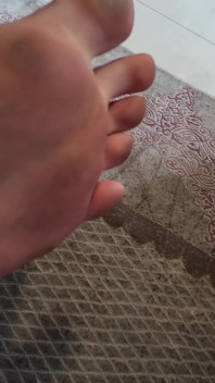 Fétiche Des Pieds En Gros Plan: Orteils Peints Et Semelles Sales