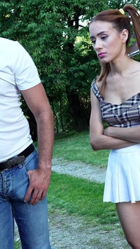 Il piccolo culo della sorellastra incontra il cazzo enorme del fratellastro (con tette gocciolanti di latte)