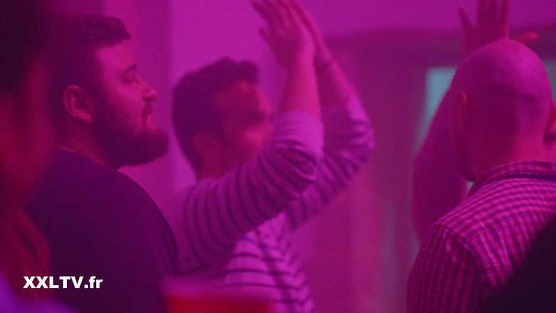 XXLTVFR: Carollina Cherry se masturbe dans les toilettes