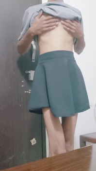 그녀의 자지를 쓰다듬는 Sissy 펨보이