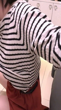 撮影されながらキスされるレイヤー美少女