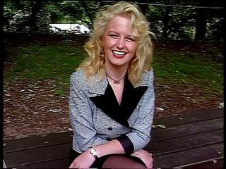 Lucky Cooch: Elegancka blondynka udziela wywiadu na świeżym powietrzu