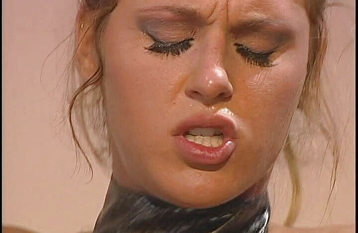 Perfect Porno: Hardcore mladá blonďatá sousedka roztáhne obě nohy a dostane hlubokou...