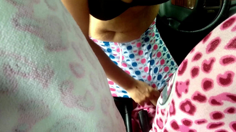 QueenSonali: Mama vitregă călărește pula dințată a mașinii în junglă