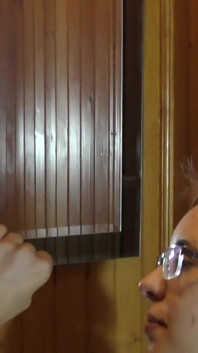 Šprtka Dívka v brýlích kouří cumsh
