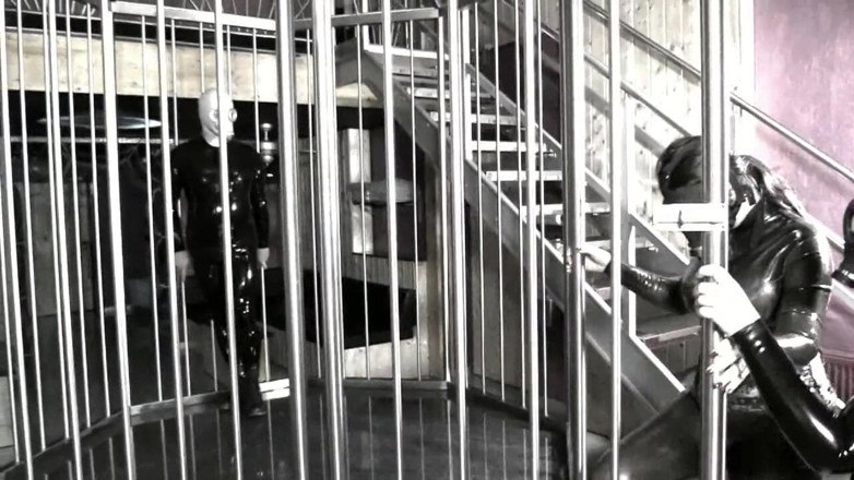 Lydia Privat: Latex the cage
