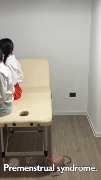 Le studentesse Katty West e Kate Rich abbassano la guardia durante un controllo di routine dal ginecologa
