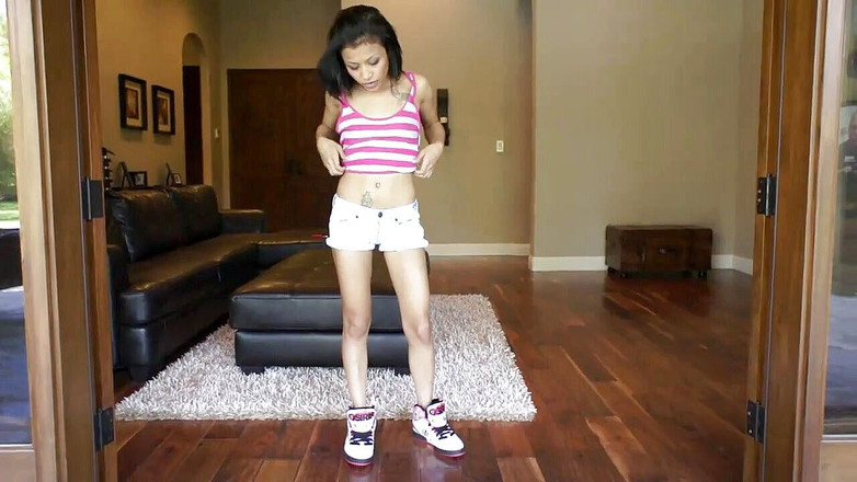 Double Penetration Party: Mladá latinskoamerická teenagerka ošukaná dvěma bělochy