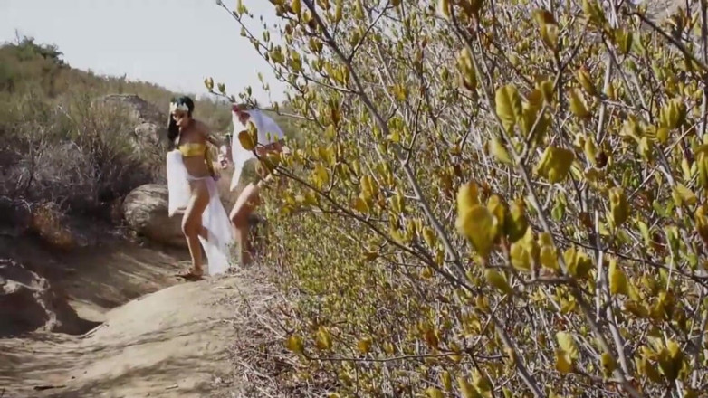 Out Sexxx: Brunetei sexy îi place să sugă pule în aer liber