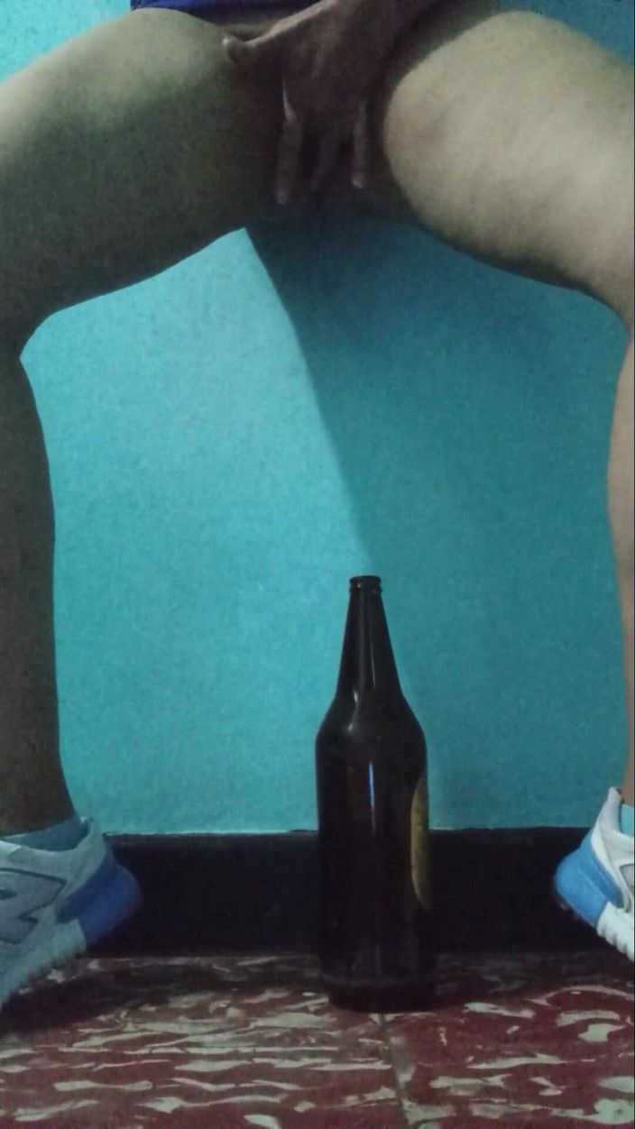 Lobicam: Я добре мастурбую пальцями, а пляшка дістає моє насичене молоко