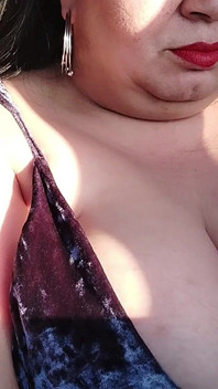 Une MILF BBW mature se déplace, fans au ralenti