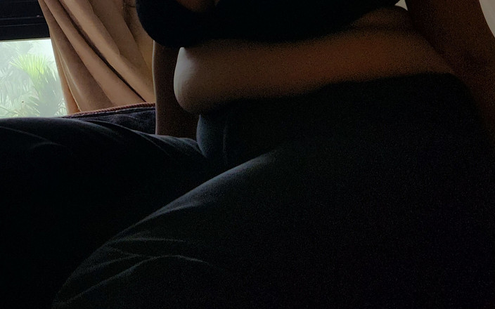 Pusssy: Pary Szukają Prawdziwego Przyjaciela Uzyskiwanie Sutki Piersi Ssane