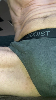 更多的玩耍时间与那个性感的 precum 渗出鸡巴