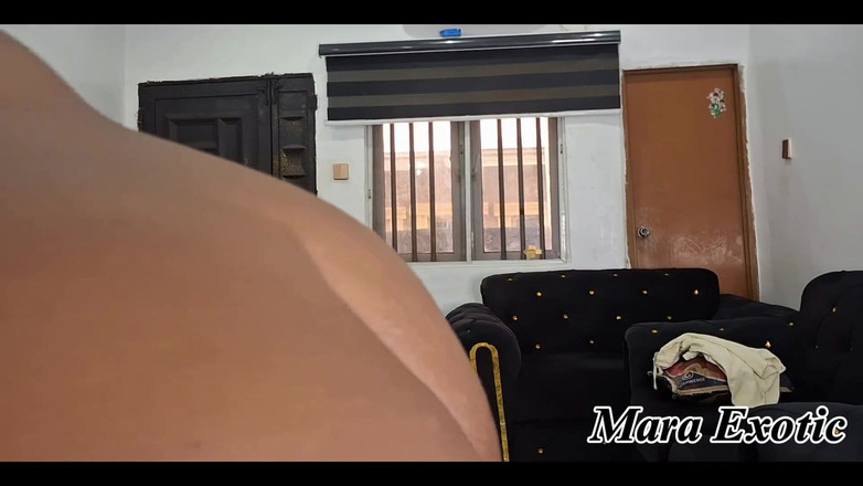 Mara Exotic: मोटी गांड वाली सांवली चोदने लायक मम्मी नग्न सफाई कर रही है