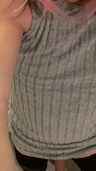 Sissy Crossdresser w obcisłej sukience i wysokich pończochach z majtkami rękawa kutasa popisuje się i ssie na dużym dildo