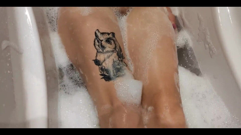 Emma_Alex: Calda sorellastra con grandi tette in bagno giocando con il...