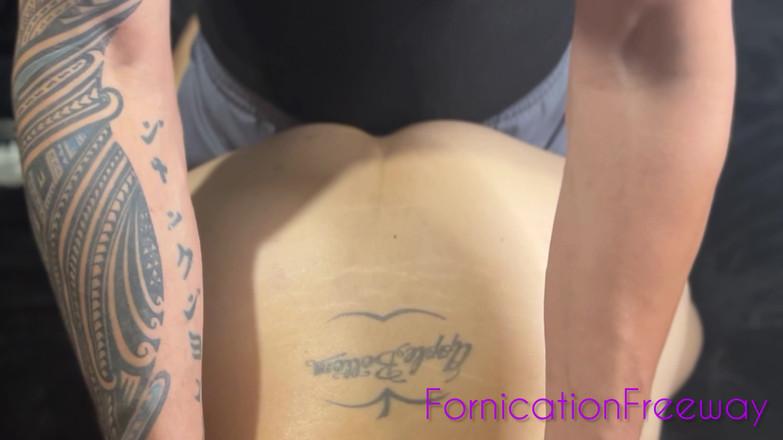FornicationFreeway: MiLF culona si fa oliare e strofinare il culo | Fornicazione...
