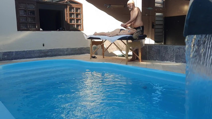 Gabi SweetCouplesStories: Massage à la piscine. le thérapeute ne pouvait pas se retenir...
