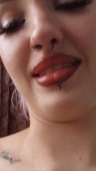 Futând cu degetul pizda și curul drăguței Kitty Marie înainte de un sex oral