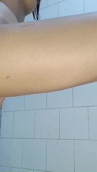 Eu estou com tesão no meu chuveiro depois da faculdade