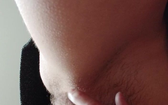 Lesbian-illusion: Masturbuję się intensywnie moją owłosioną cipką, aż się spuszczę