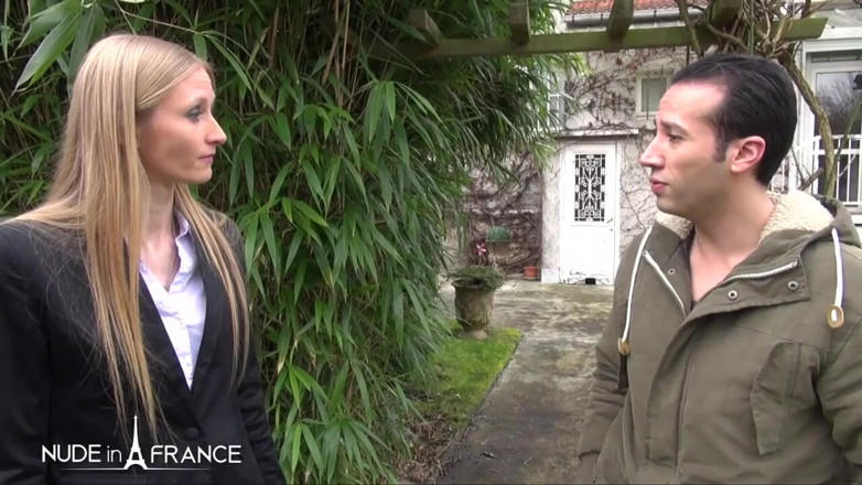 Nude in France: Hermosa rubia con hermoso cabello largo es por su jardinero
