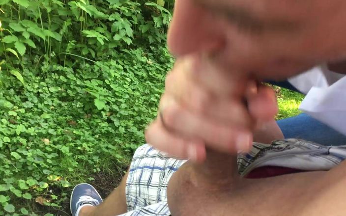 Double-Dutchies: Risky outdoor - Fütterung auf einer parkbank