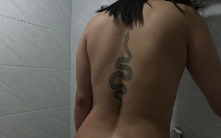 Tatto womane: Соло дружина тату з великою дупою у ванній кімнаті