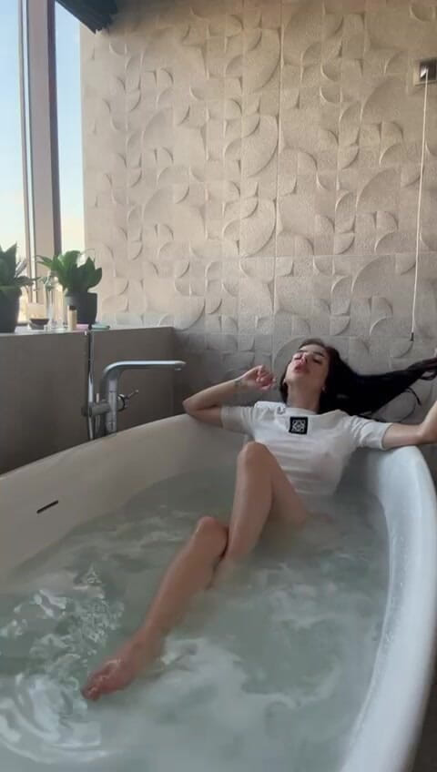 silicone_brunette: Мисс Мокрая футболка соблазняет тебя в ванне