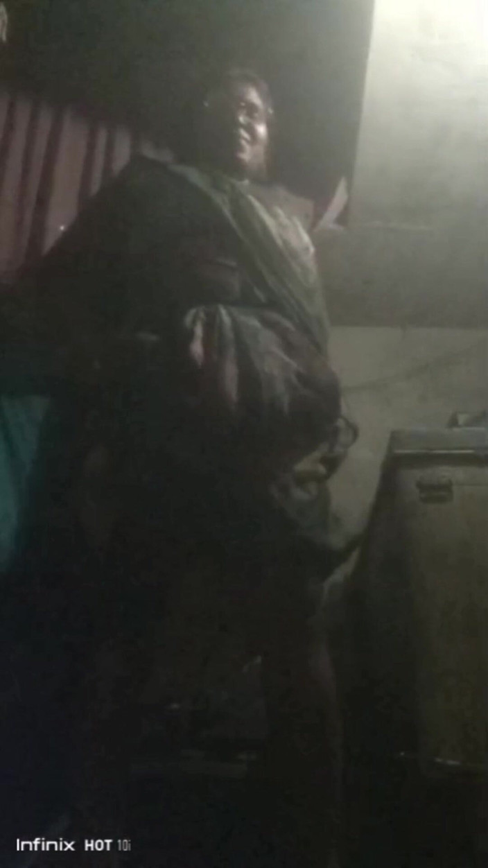 YangZi 69: 보지 구멍을 보여주는 양지, 숲에서 자위하는 화난 남편