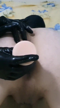 Kadın egemenliği sahibe anal yıkım derlemesi, büyük anal dildo, takma yarak, seks kölesinin götünü derinden sikiyor