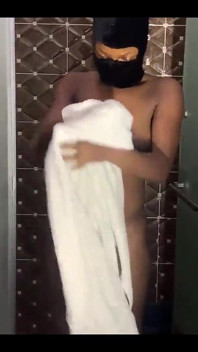 Melanie, E Excitée Et Sexy, Se Fait Baiser Par Un Concombre Énorme Après Une Douche Torride