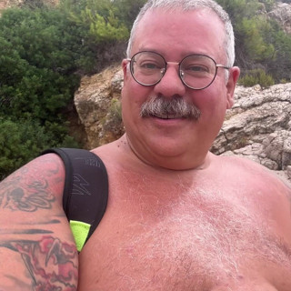 Hand-Free-Daddy-Chub: Golfista Z Dużym Brzuchem Na Emeryturze Przystojny Starszy Mężczyzna