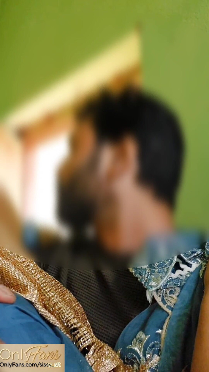 Submissive couple: Hijabi dziewczyna na zewnątrz ryzykowny seks oralny z małym kutasem