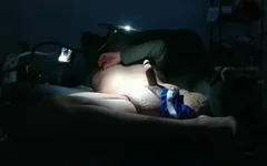 Amputado acorda para atirar uma enorme carga grossa