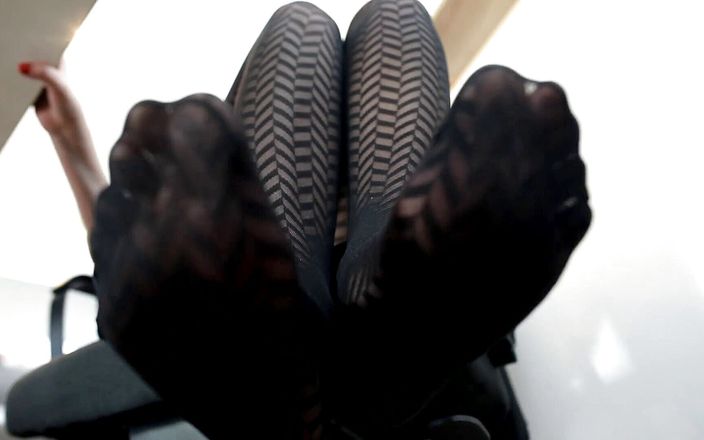 Czech Soles - foot fetish content: Külotlu çoraplı patron ofisi hakimiyeti