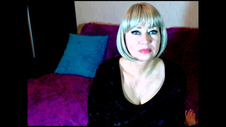 AimeeParadise: Een rijpe hoer, een webcammodel, zuigt de lul van haar...
