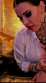 Miss Alessa milano Human ashtray थूकना