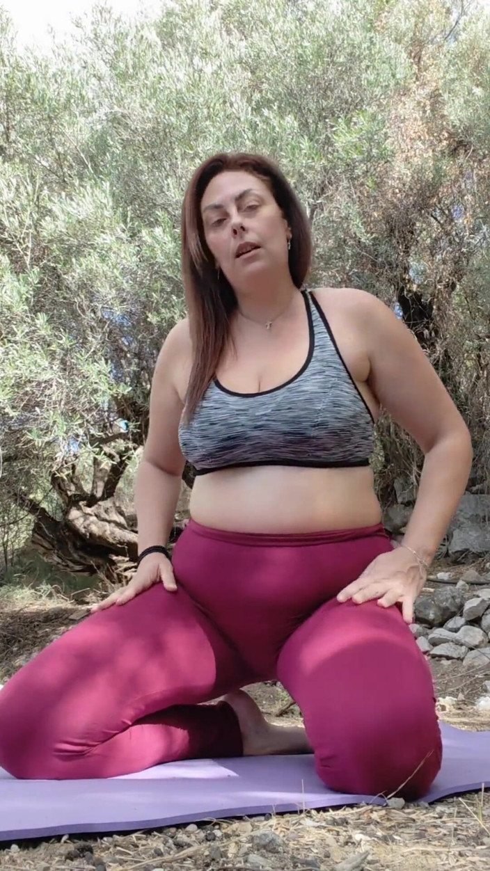 Jessica Reeves: 34-year-old Busty Chubby MILF Doing Yoga and Masturbating in Public...