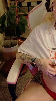 Cute Gamer Girl przegrywa zakład i kończy jęki - Bet-loss Fantasy