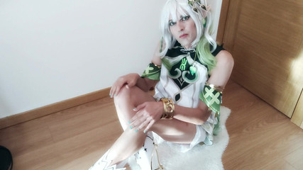 Leona Incubo: Nahida Cosplayer menunggang dildo sehingga dia memancut mani