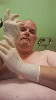 De teef in latexhandschoenen