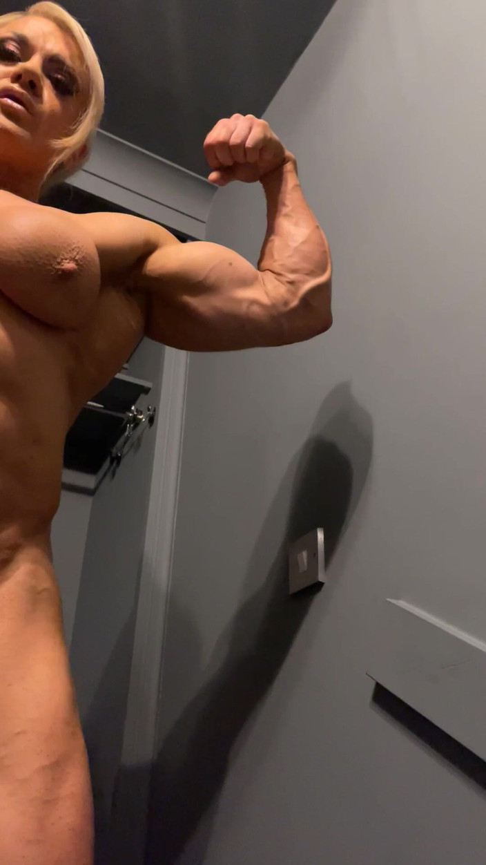 Lisa Cross: Muscle Giantess
