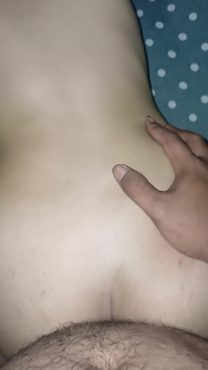 Theresia Nirvana: La mia ragazza si diverte davvero a giocare a letto