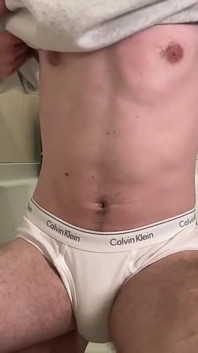 Twink sin cortar no puede esperar para mear todo su cuerpo peludo
