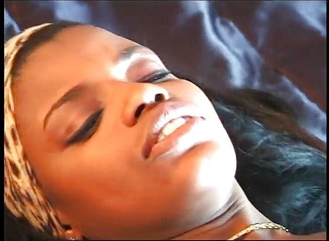 VOP Porno: Dos lesbianas de ébano traviesas se lamen el coño