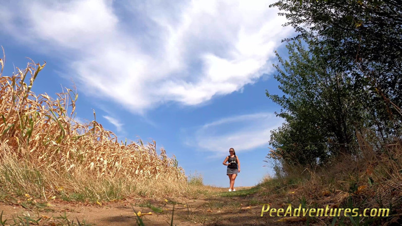 Pee Adventures: Пухла брюнетка писяє на брудній дорозі посеред не було