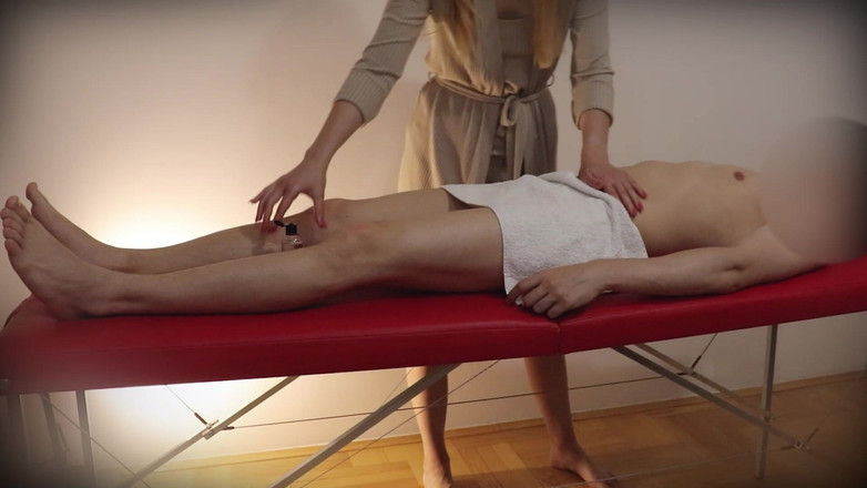 HotCoupleTeam: 一次色情按摩。他很快就来了