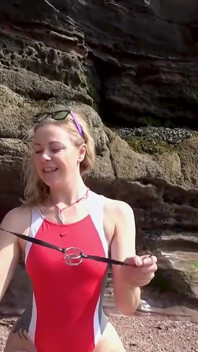 Imbavagliata in spiaggia gocciolante e sbavando dal mio costume da bagno